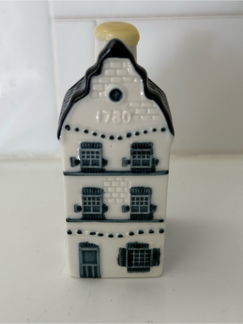 Ceramic Delft-Style House Decorative Figurine in White and Dark Blue